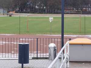 Auf dem Potsdamer Sportplatz in der Ziolkowskistraße wurde ein Junge wohl durch eine Kugelbombe verletzt.