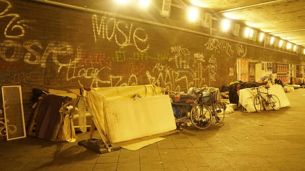 Unter der Brücke an der Lewishamstraße leben seit Jahren Obdachlose.
