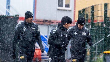 Stürmischer Neubeginn. Danilho Doekhi, Woo-yeong Jeong und Diogo Leite (von links nach rechts) am Freitag auf dem Weg zum ersten Training des Jahres.