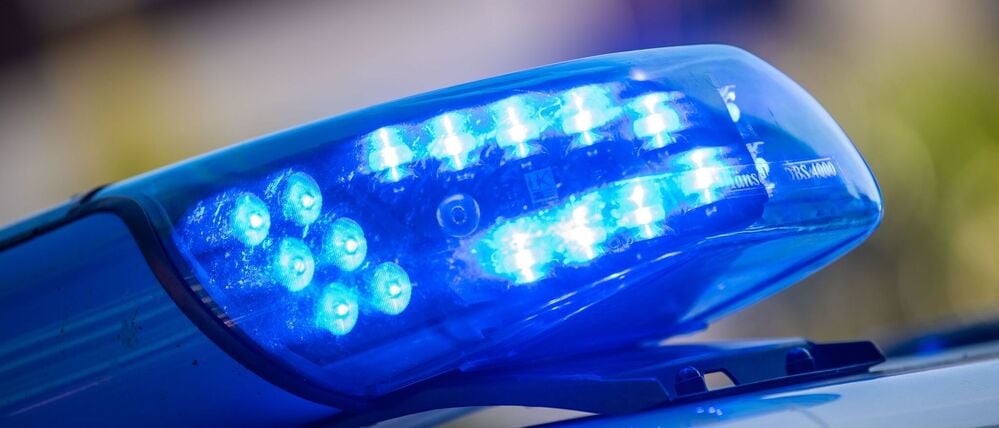 Ein Blaulicht ist auf dem Dach eines Polizeifahrzeugs zu sehen. 