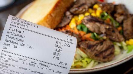 Eine Rechnung der Mehrwertsteuer neben einem vollen Teller in einem Restaurant (Archivbild).