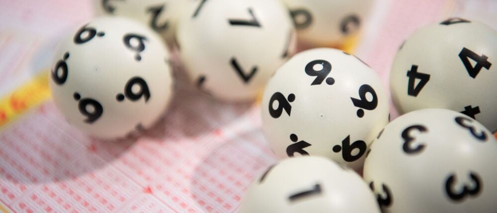 Lotto-Kugeln liegen auf einem Lottoschein.