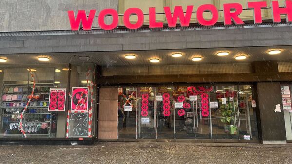 Die Schaufensterfront der Woolworth Filiale in der Altstadt von Berlin-Spandau