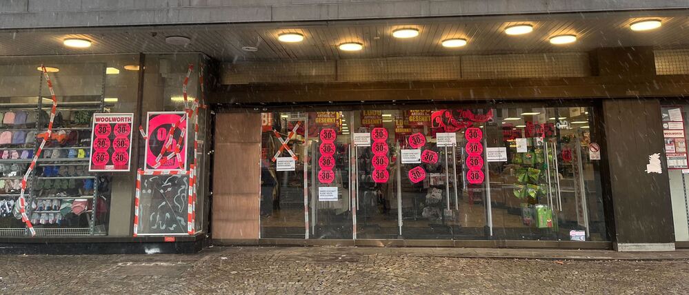 Die Schaufensterfront der Woolworth Filiale in der Altstadt von Berlin-Spandau