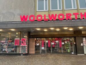 Die Schaufensterfront der Woolworth Filiale in der Altstadt von Berlin-Spandau