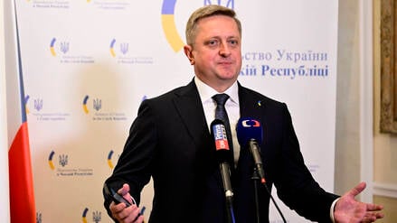 Archivbild: Vasyl Zvarych, der Botschafter der Ukraine in der Tschechischen Republik, gibt am 2. Juli 2024 in Prag seine ersten Kommentare gegenüber Medienvertretern ab.