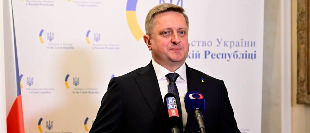 Archivbild: Vasyl Zvarych, der Botschafter der Ukraine in der Tschechischen Republik, gibt am 2. Juli 2024 in Prag seine ersten Kommentare gegenüber Medienvertretern ab.