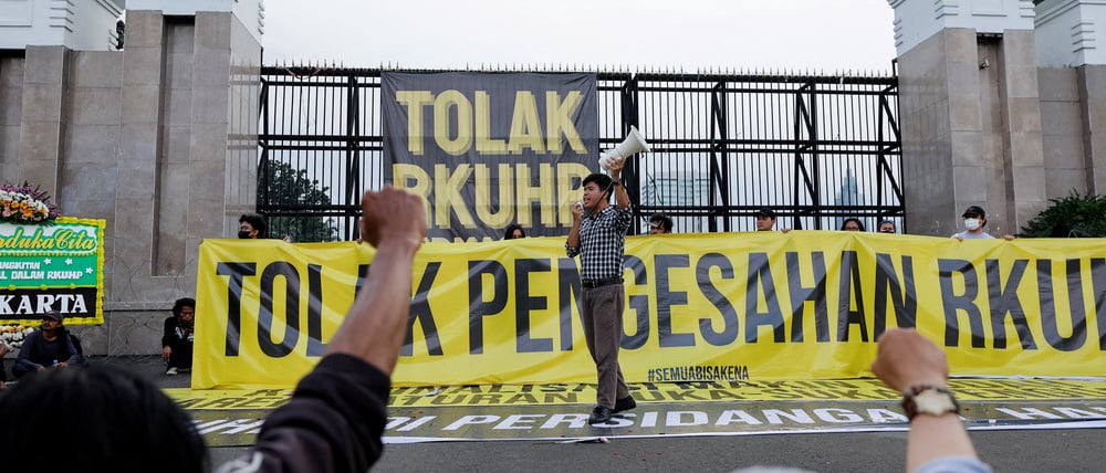 Menschen demonstrieren gegen das neue Strafrecht in Indonesien.