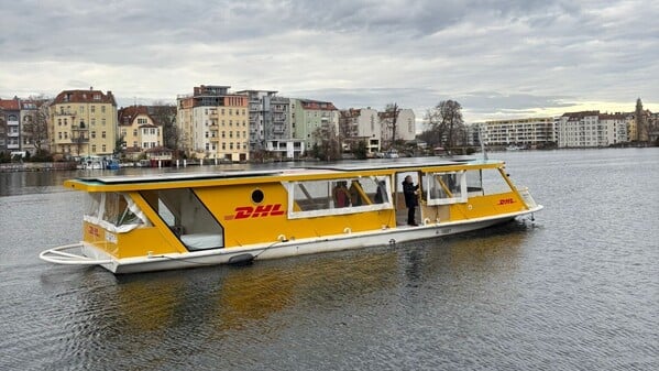 DHL-Paketboot in Köpenick