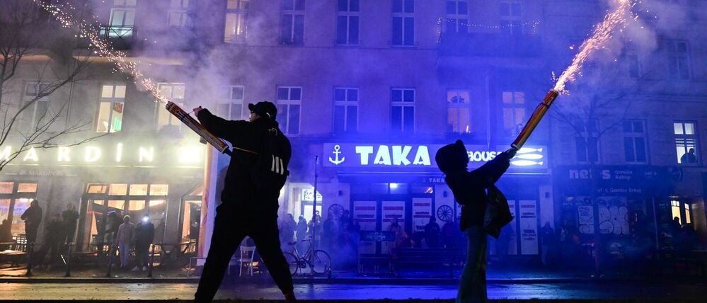 Knall frei: Diese zwei Menschen schossen in der Silvesternacht ihr Feuerwerk aus der Hand ab.