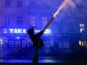 Knall frei: Diese zwei Menschen schossen in der Silvesternacht ihr Feuerwerk aus der Hand ab.