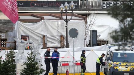 Sicherheitskräfte stehen vor der abgeriegelten Bar.