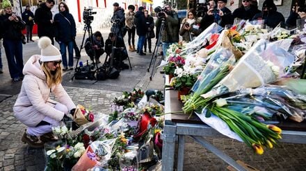 Menschen erweisen den Opfern der Silvesterfeier mit Blumen die letzte Ehre in der Nähe des Ortes, an dem in der Bar und Lounge «Le Constellation» ein Feuer aus unbekannter Ursache ausbrach, bei dem es Tote und Verletzte gab. 