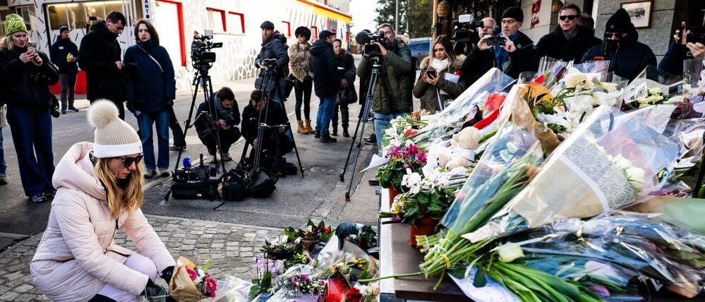 Menschen erweisen den Opfern der Silvesterfeier mit Blumen die letzte Ehre in der Nähe des Ortes, an dem in der Bar und Lounge «Le Constellation» ein Feuer aus unbekannter Ursache ausbrach, bei dem es Tote und Verletzte gab. 