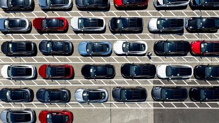 Tesla-Fahrzeuge stehen auf einem Parkplatz in der Fabrik des Unternehmens in Fremont.