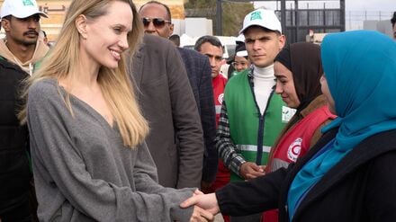 Angelina Jolie informierte sich am ägyptischen Grenzübergang Rafah über Hilfsmaßnahmen für den Gazastreifen.
