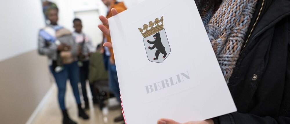 Die Zahl der Einbürgerungen in Berlin ist deutlich gestiegen. (Archivbild)