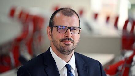 Brandenburgs Bildungsminister Steffen Freiberg (SPD) äußert sich zu möglichen Konsequenzen der sinkenden Geburtenzahl. (Archivbild)