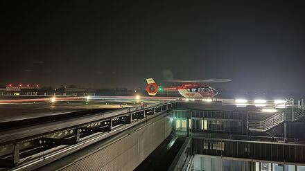 Ein Rettungshubschrauber auf dem Dach des Unfallkrankenhauses Berlin im Bezirk Marzahn. (Archivbild)