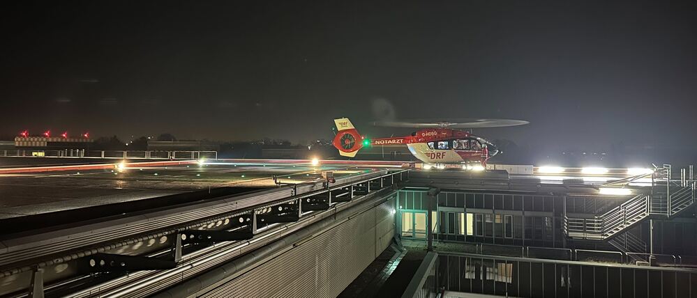 Ein Rettungshubschrauber auf dem Dach des Unfallkrankenhauses Berlin im Bezirk Marzahn. (Archivbild)