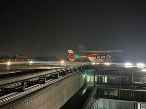 Ein Rettungshubschrauber auf dem Dach des Unfallkrankenhauses Berlin im Bezirk Marzahn. (Archivbild)