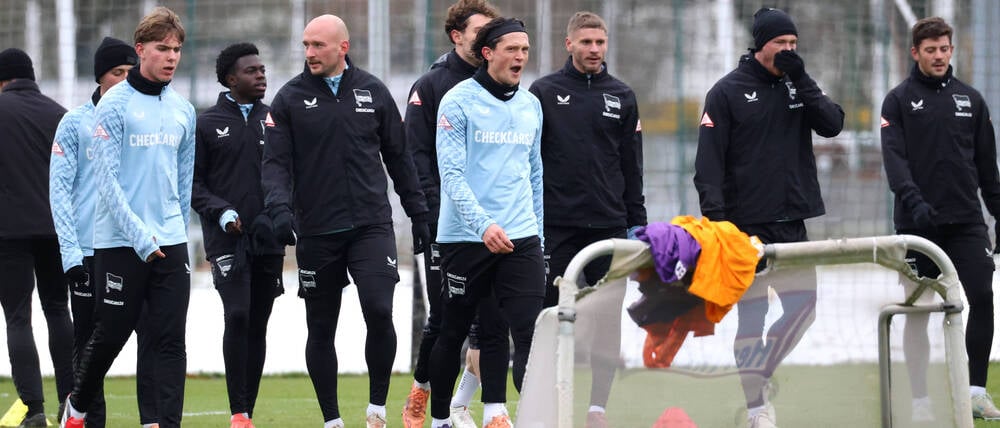 Von wegen sanfter Einstieg ins neue Jahr. Fabian Reese (Mitte) und seine Kollegen von Hertha BSC wurden beim Trainingsauftakt ganz schön hart rangenommen. 