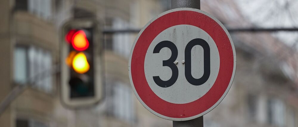 Eine neue Studie beleuchtet die Wirkung von Tempo-30-Zonen auf Straßen. (Symbolbild)