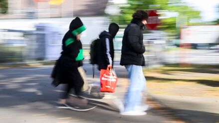 Geflüchtete gehen 2023 zur Landesaufnahmebehörde Niedersachsen am Standort Braunschweig.
