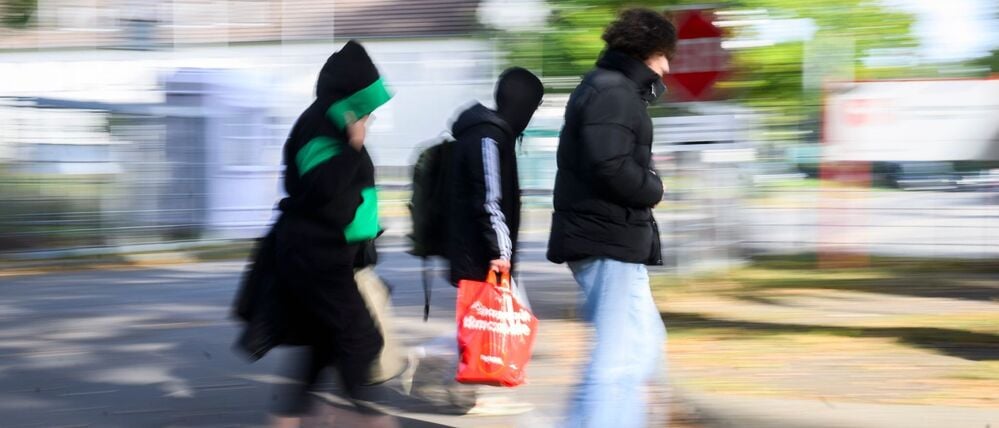 Geflüchtete gehen 2023 zur Landesaufnahmebehörde Niedersachsen am Standort Braunschweig.
