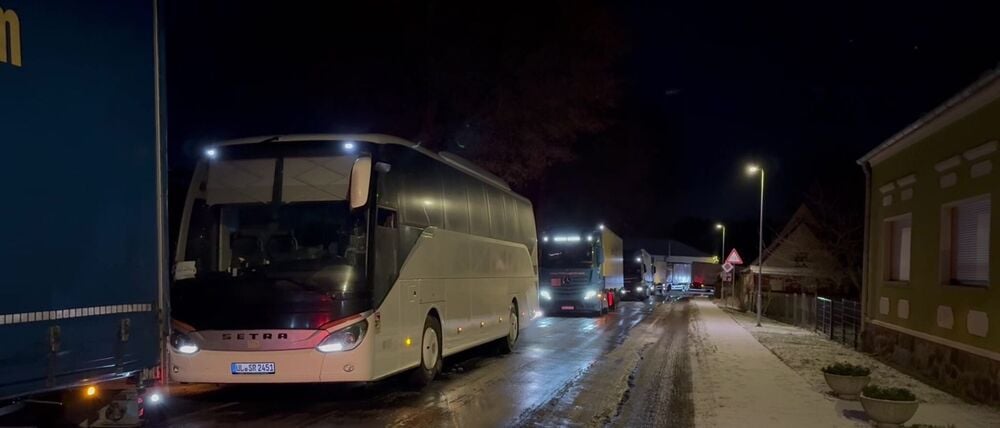 Auch auf der Umleitungsstrecke zwischen Rabenstein/Fläming und Berlin staut es sich.