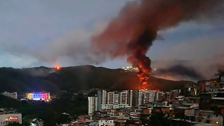 Ein großes Feuer ist am Samstag in Venezuelas Hauptstadt Caracas zu sehen.