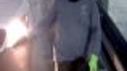 Einer der Maskierten trug grüne Handschuhe.