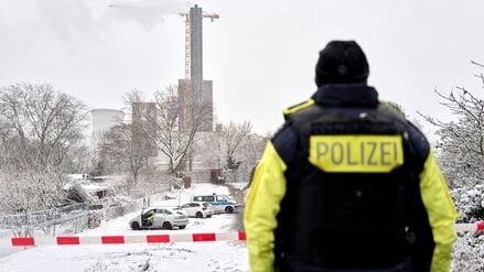 Ein Polizeibeamter steht an der Brandstelle am Teltowkanal. Nach dem Brand einer Kabelbrücke ist im Südwesten Berlins für 50.000 Haushalte und 2000 Gewerbebetriebe der Strom ausgefallen.