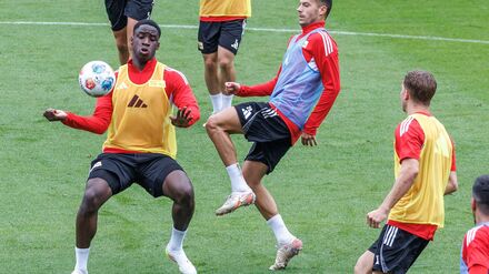 Oluwaseun Ogbemudia (l) hofft auf mehr Spielzeit bei Waldhof Mannheim. (Archivbild)