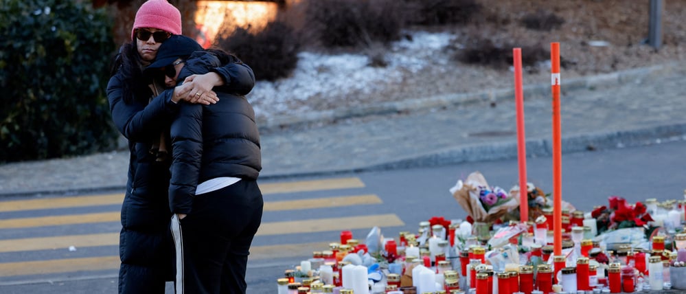 Fassungslosigkeit und tiefe Trauer in Crans-Montana nach dem verheerenden Brand in der Bar „Le Constellation“ in der Silvesternacht.