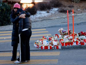 Fassungslosigkeit und tiefe Trauer in Crans-Montana nach dem verheerenden Brand in der Bar „Le Constellation“ in der Silvesternacht.