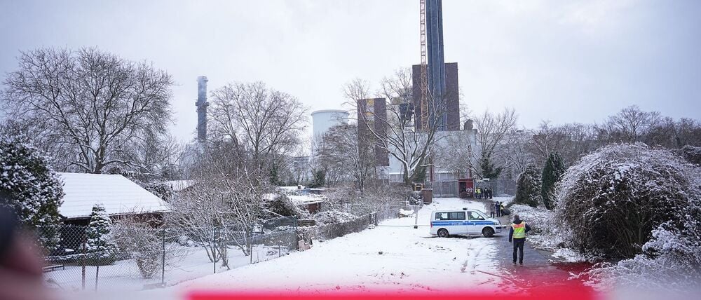 Ein Einsatzfahrzeug der Polizei steht an der Brandstelle einer Kabelbrücke vor dem Kraftwerk Lichterfelde am Teltowkanal. Nach dem Brand einer Kabelbrücke ist im Südwesten Berlins für 50.000 Haushalte und 2.000 Gewerbebetriebe der Strom ausgefallen.