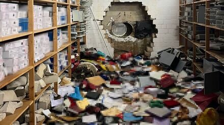 Ein großes Loch ist in der Wand des Tresorraums der Sparkasse zu sehen. Einbrecher haben sich mithilfe eines großen Bohrers Zugang zum Tresorraum  verschafft. Dort durchsuchten sie die Wertschließfächer. 