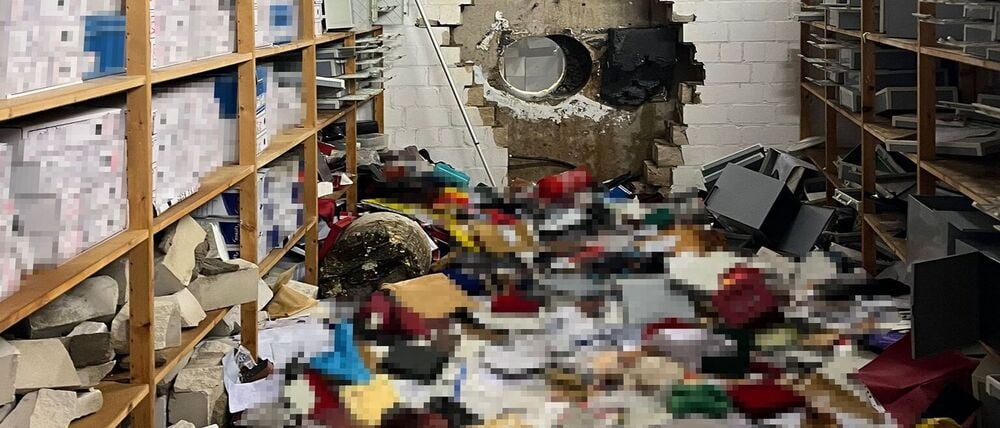 Ein großes Loch ist in der Wand des Tresorraums der Sparkasse zu sehen. Einbrecher haben sich mithilfe eines großen Bohrers Zugang zum Tresorraum verschafft. Dort durchsuchten sie die Wertschließfächer.