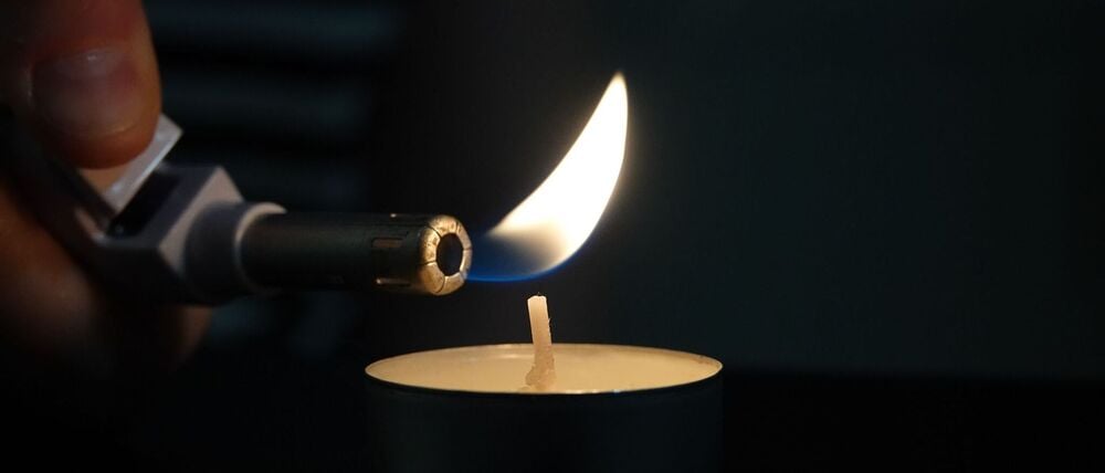 Wenn es nach einem Stromausfall dunkel wird, helfen Kerzen - aber beim Ausfall der Heizung wird es schwierig. (Symbolbild)