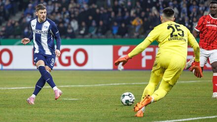 Dawid Kownacki (l) fehlt wegen eines grippalen Infekts im Trainingslager. (Archivbild)