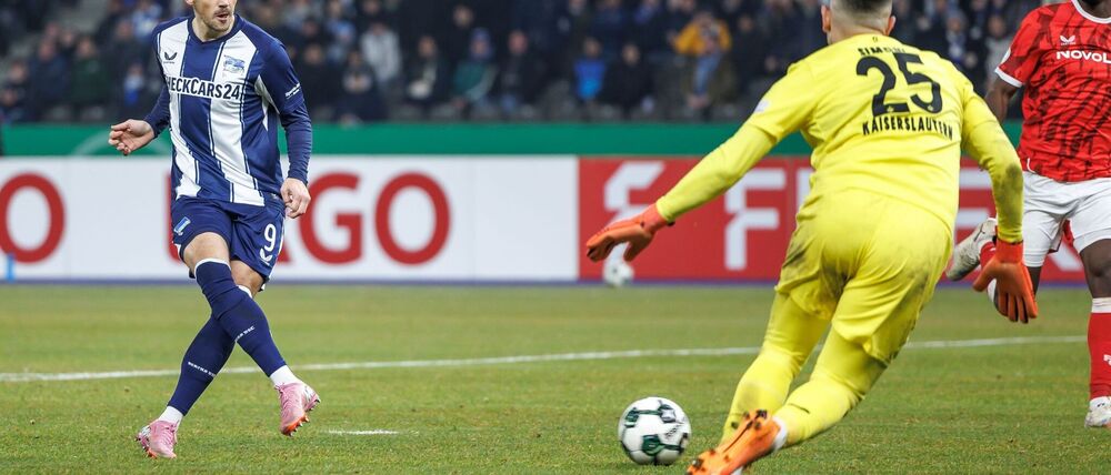 Dawid Kownacki (l) fehlt wegen eines grippalen Infekts im Trainingslager. (Archivbild)