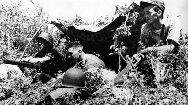 US-Marinesoldaten bei Bodenübungen in Guantanamo Bay, Kuba, Oktober 1960. Die Übungen fanden vor der Invasion in der Schweinebucht im April 1961 statt.