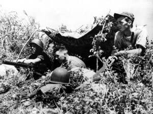 US-Marinesoldaten bei Bodenübungen in Guantanamo Bay, Kuba, Oktober 1960. Die Übungen fanden vor der Invasion in der Schweinebucht im April 1961 statt.