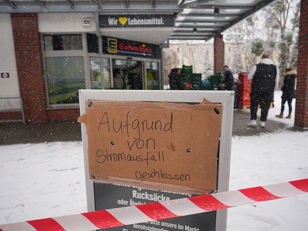 «Aufgrund von Stromausfall geschlossen» steht auf einem Schild vor einem Supermarkt. Nach dem Brand einer Kabelbrücke ist im Südwesten Berlins für 50.000 Haushalte und 2.000 Gewerbebetriebe der Strom ausgefallen. +++ dpa-Bildfunk +++