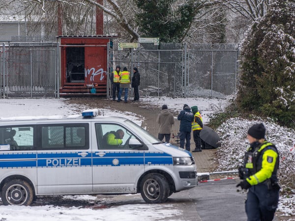 Einsatzkräfte der Polizei stehen an der Brandstelle einer Kabelbrücke vor dem Kraftwerk Lichterfelde am Teltowkanal. Nach dem Brand einer Kabelbrücke ist im Südwesten Berlins für 50.000 Haushalte und 2.000 Gewerbebetriebe der Strom ausgefallen. +++ dpa-Bildfunk +++