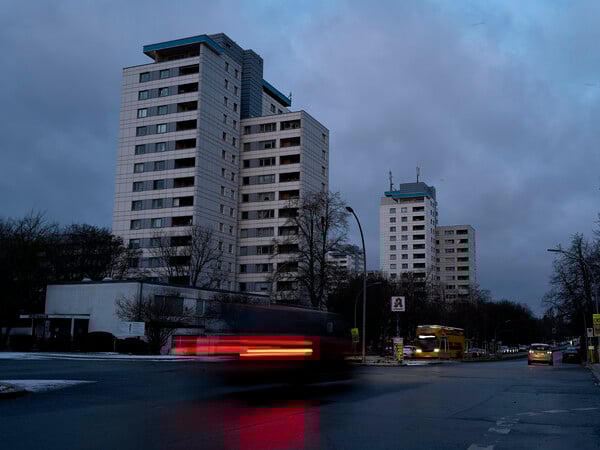 Autos fahren bei Stromausfall in Lichterfelde. Nach einem Stromausfall blieb die Osdorfer Straße in Lichterfelde ohne Beleuchtung. +++ dpa-Bildfunk +++