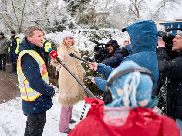 Martin Stralau (l), Polizeisprecher der Berliner Polizei, gibt an der Brandstelle am Teltowkanal ein Pressestatement. Nach dem Brand einer Kabelbrücke ist im Südwesten Berlins für 50.000 Haushalte und 2.000 Gewerbebetriebe der Strom ausgefallen. (zu dpa: «Zehntausende in Berlin ohne Strom und Heizung») +++ dpa-Bildfunk +++