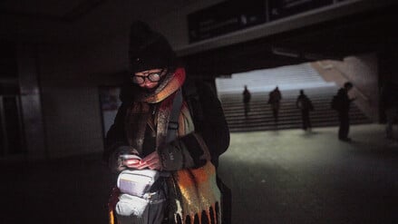 Die Berlinerin Bonnie geht mit Handylicht durch den Bahnhof Wannsee nach einem Stromausfall. 