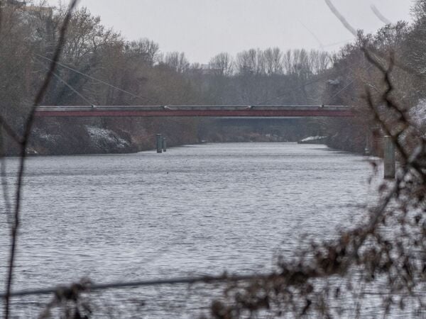 03.01.2026, Berlin: Blick auf eine Kabelbrücke über den Teltowkanal nach einem Brand am Kraftwerk Lichterfelde. Nach dem Brand einer Kabelbrücke ist im Südwesten Berlins für 50.000 Haushalte und 2.000 Gewerbebetriebe der Strom ausgefallen. Foto: Michael Kappeler/dpa +++ dpa-Bildfunk +++